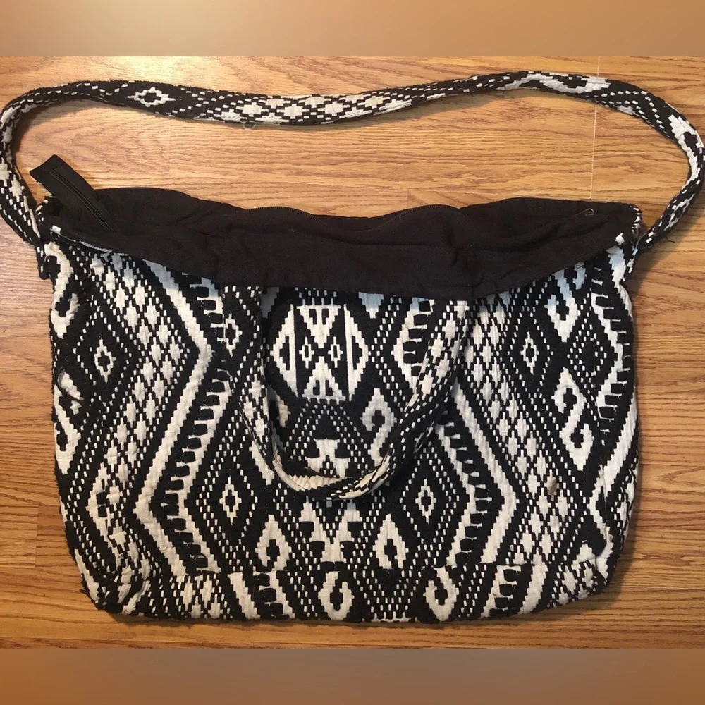 Mossimo Black & White Aztec Hex Knit Crossbody Duffle Bag L 15x19”